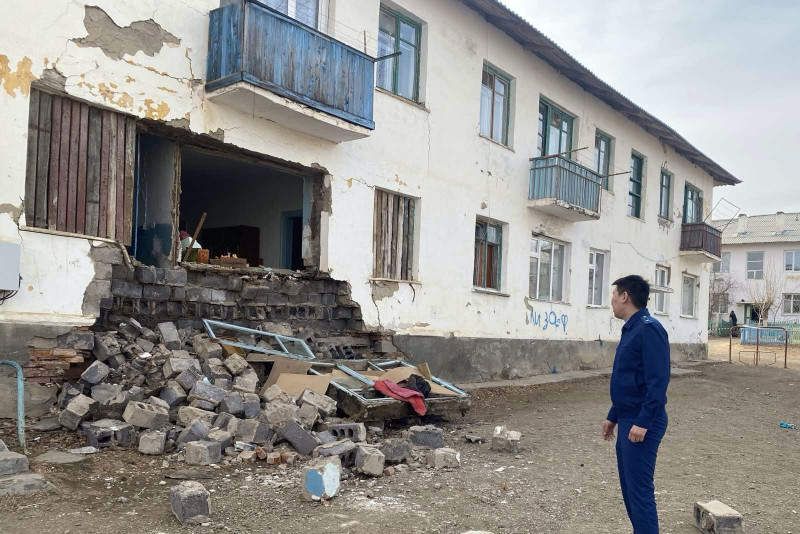 Обрушившаяся стена в жилом доме в посёлке Шерловая Гора. Фото: пресс-служба прокуратуры Забайкалья
