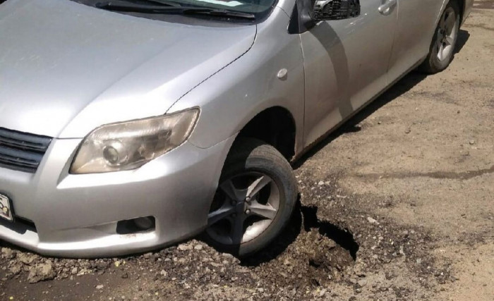 Легковой автомобиль провалился в яму в центре Читы