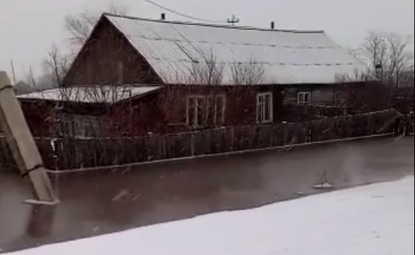 Вода затопила одну из улиц в селе Новоцурухайтуй в Забайкалье