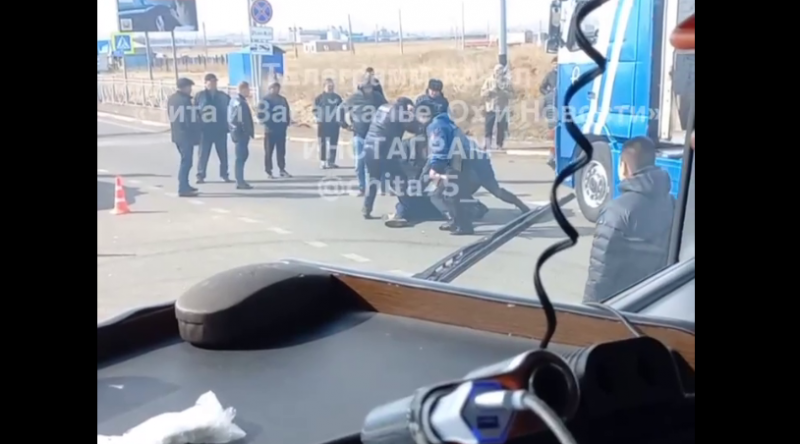 Водителя большегруза задержали за наезд на полицейского возле МАПП «Забайкальск»