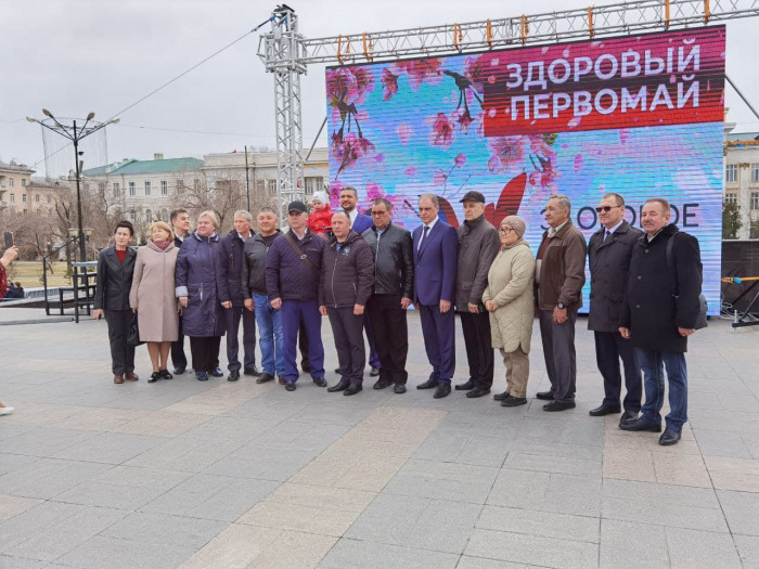 15 ветеранов труда наградили 1 мая на площади Ленина в Чите