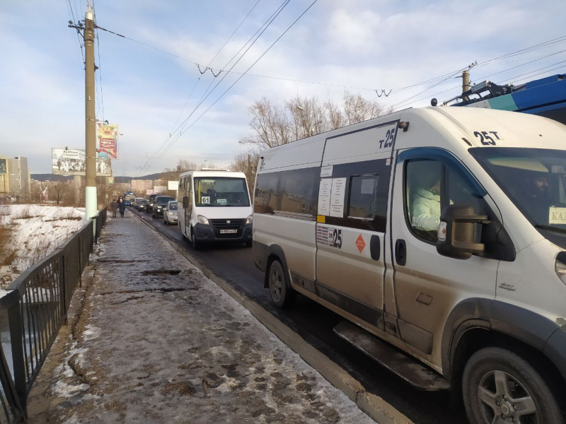 Пробка образовалась на мосту по улице Комсомольской в Чите из-за ДТП иномарки и троллейбуса 
