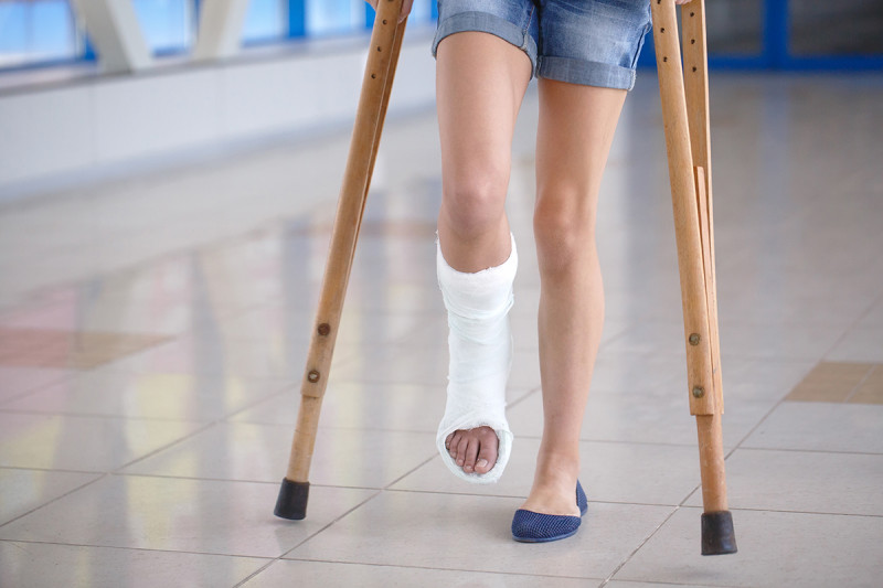 Женщина упала с лестницы и сломала ногу в поликлинике № 3 в Чите