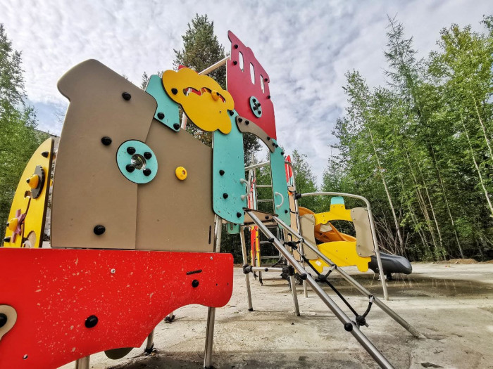Французское оборудование цветов корицы, мёда и зелени установили на детских площадках в Новой Чаре