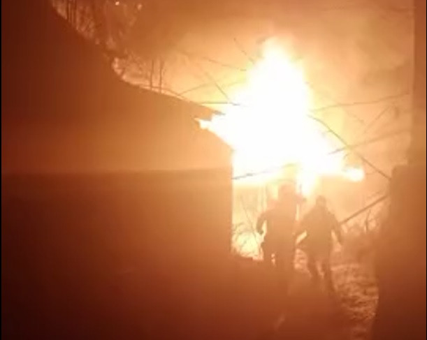 Деревянный сарай загорелся вечером 7 января на ул. Чкалова в Чите
