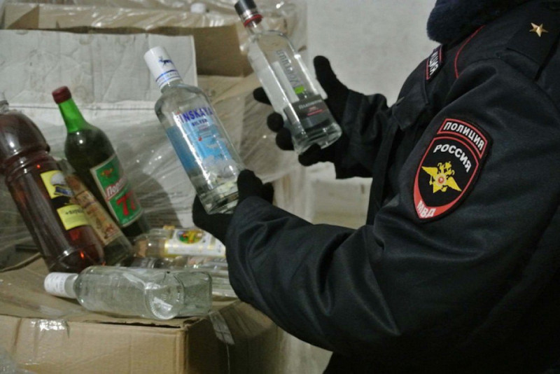 Более 11 тысяч бутылок незаконной водки изъяли полицейские в Краснокаменске Забайкалья