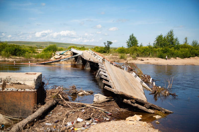 Временный мост через реку Куренга в Забайкалье восстановят после спада воды