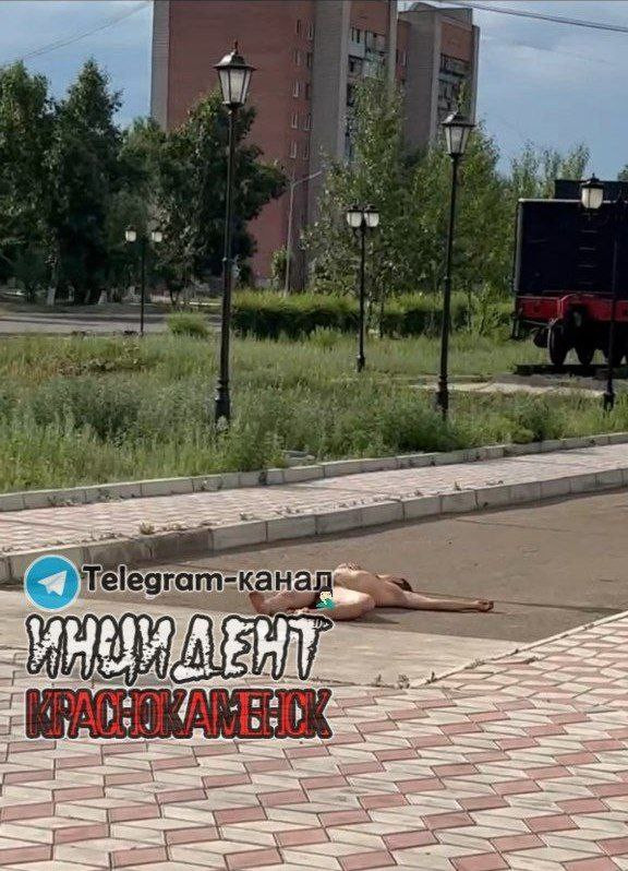 Нетрезвый мужчина устроил солнечные ванны прямо на улице в Краснокаменске. Фото: telegram-канал «Инцидент Краснокаменск»