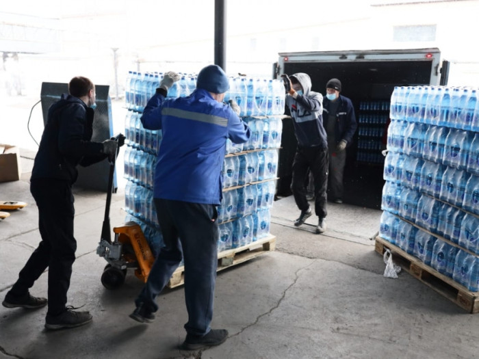 Врачам «красной зоны» горбольницы №1 в Чите доставили 4,5 тонны воды