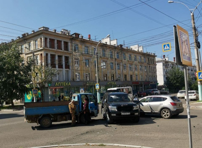 Три машины столкнулись на перекрёстке улиц Журавлёва и Ленина в Чите