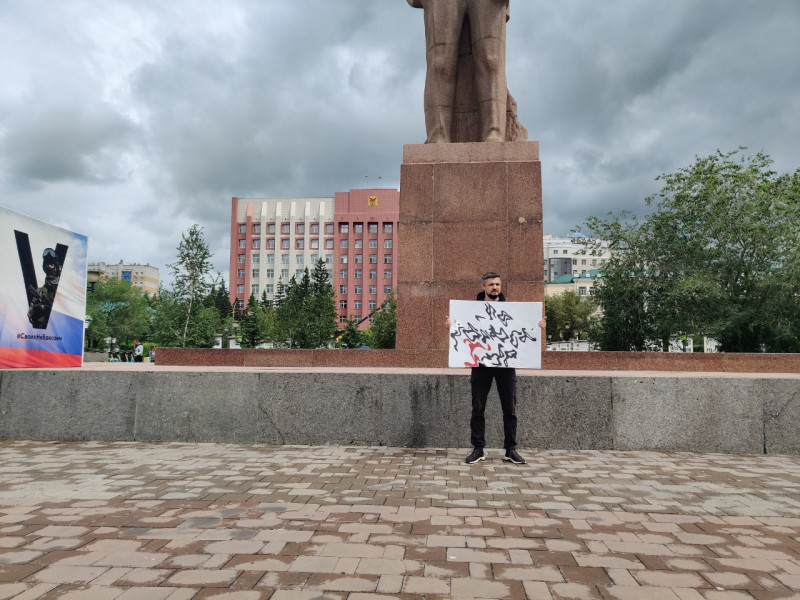 Мужчина с антивоенным плакатом вышел на площадь Ленина в Чите