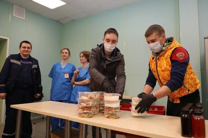 Бизнесмен организовал обеды для волонтёров-медиков в Чите