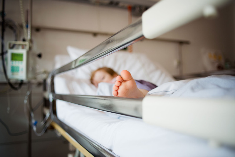 Упавшего с 5-го этажа полуторагодовалого мальчика госпитализировали в КДКБ Читы