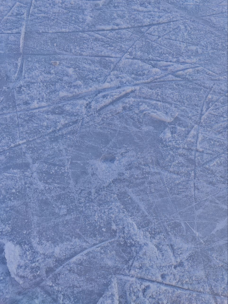 Выбоина во льду. Фото: ZabNews