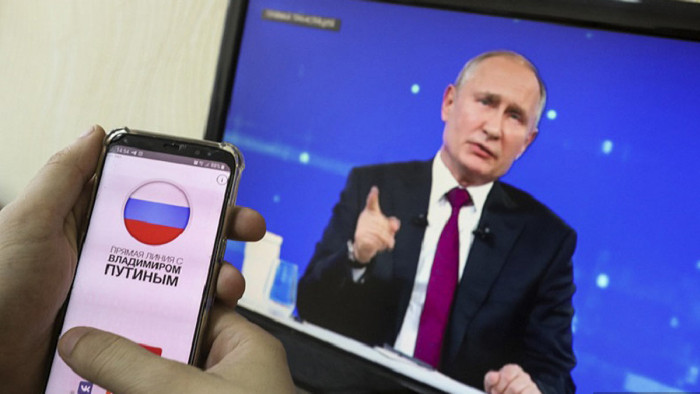Путину предложили обязать глав регионов проводить прямые линии