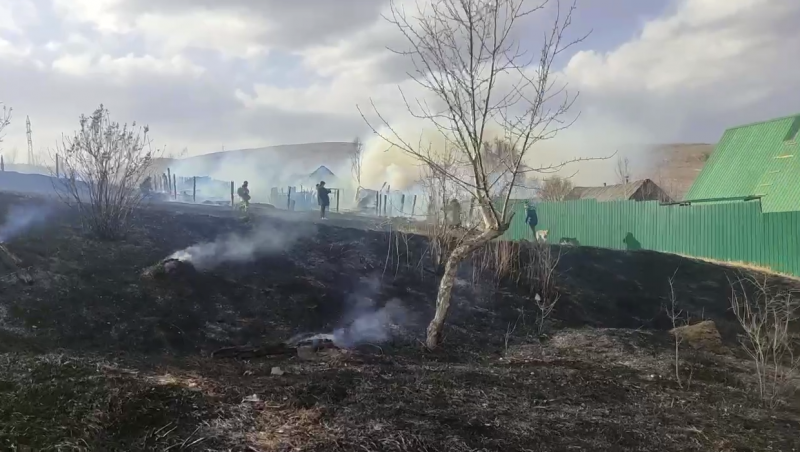 Пожар на Титовской сопке в Чите начался со двора жилого дома