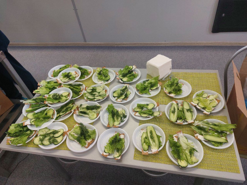 Учащихся школы № 35 в Чите волонтёры ЧГМА угостили «зелёными» бутербродами