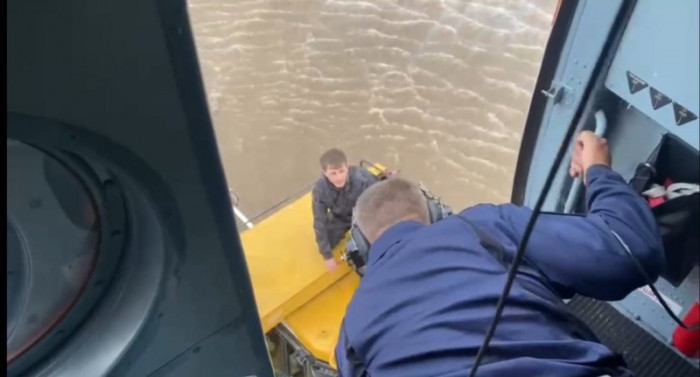 Спасатели на вертолёте эвакуировали золотодобытчиков из зоны подтопления в Забайкалье