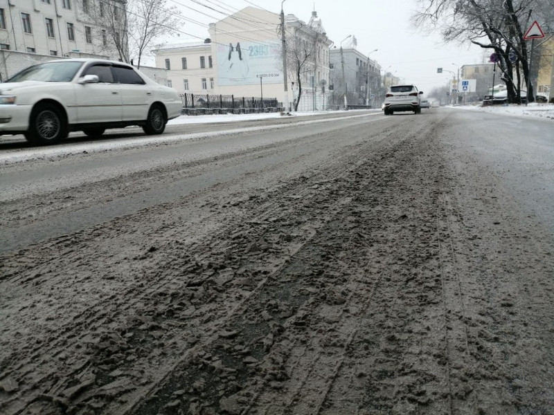 Девять машин выехали на уборку улиц от снега в Чите