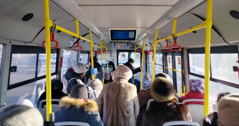 Троллейбус на против ТЦ «Абсолют» по Новобульварной в Чите остановили днём 24 марта из-за гололёда