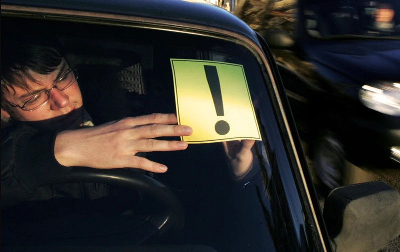 Начинающих водителей в России предложили лишать прав за несколько нарушений ПДД