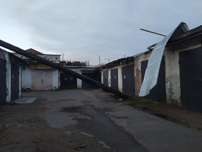 Семь крыш сорвало с гаражей из-за бури в Чите