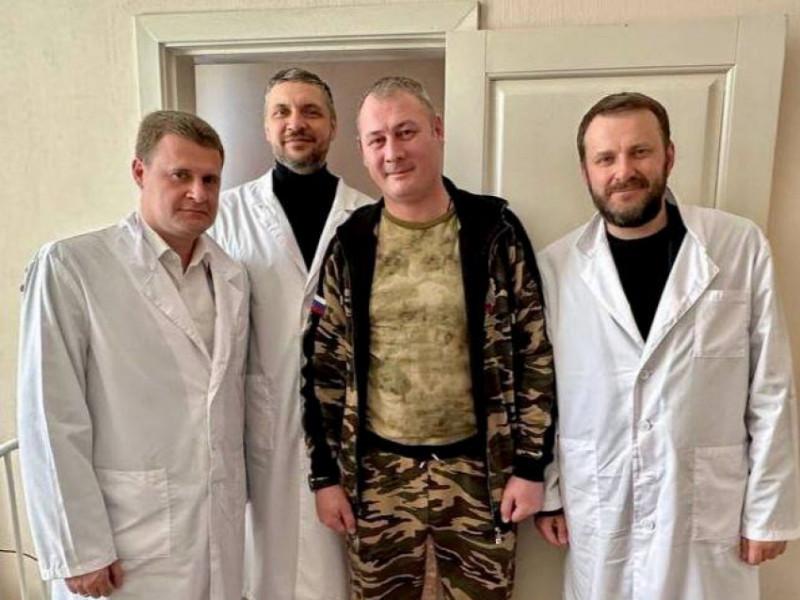 Александр Осипов и помощник президента РФ встретились с Сапожниковым в военном госпитале в Чите