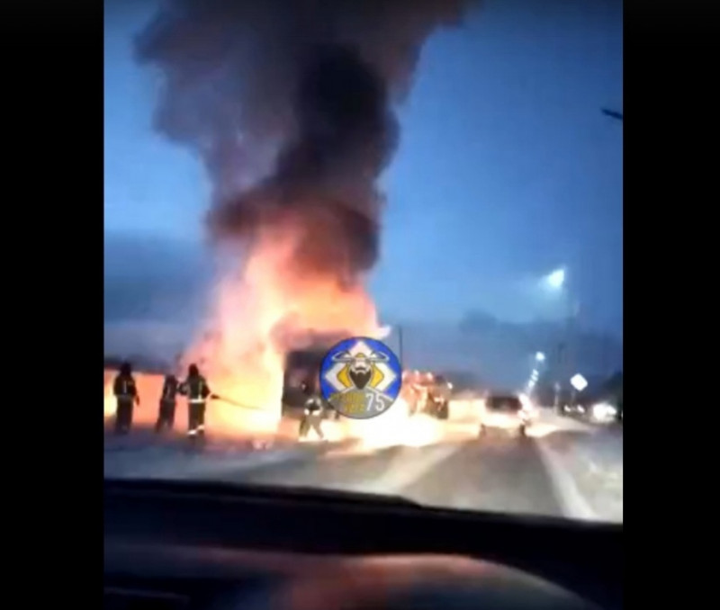 Микроавтобус сгорел на дороге в Чите, никто не погиб