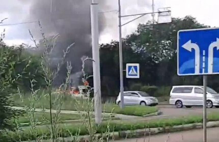Микроавтобус полностью сгорел днём в Краснокаменске
