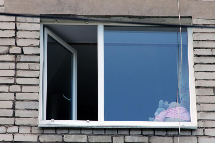 Ребёнок выпал из окна пятиэтажного дома в Краснокаменске