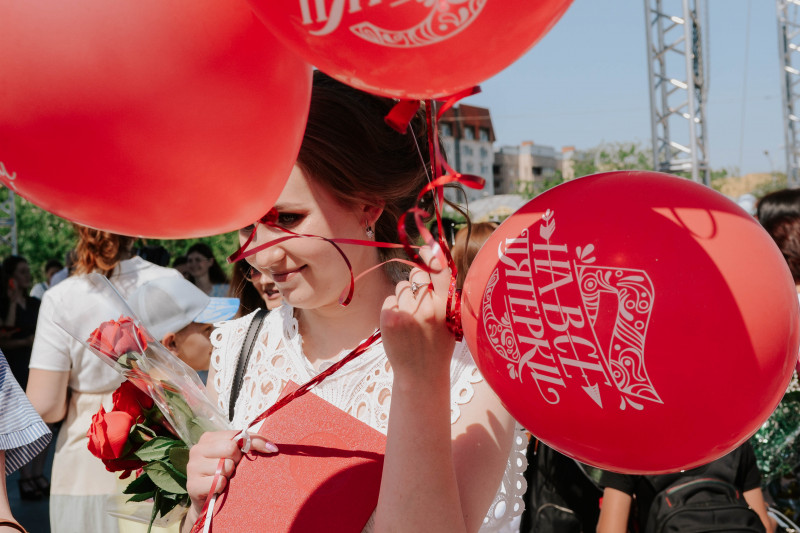 Фоторепортаж с вручения красных дипломов выпускам ЗабГУ в Чите