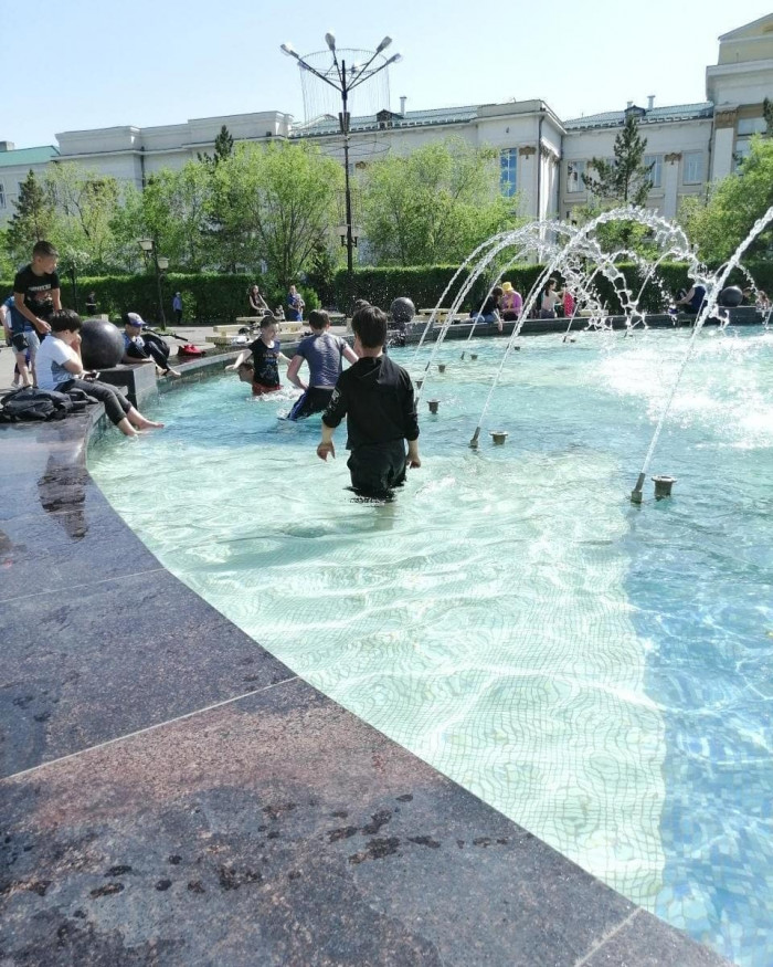 Читинцы возмутились купающимися в фонтане на площади Ленина детьми