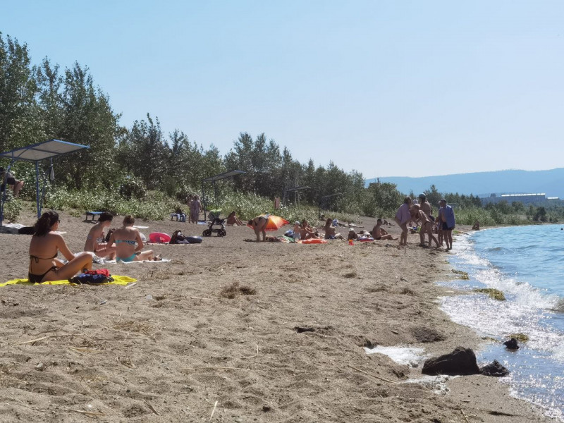 Несколько десятков читинцев отдыхали 15 августа на городском пляже Кенона и за его пределами. Фото: ZabNews
