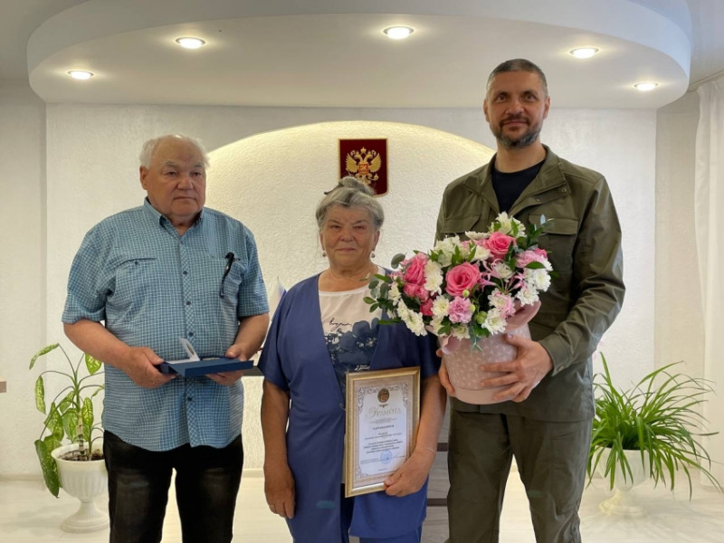 Глава Забайкалья вручил семейным парам из Карымского района медали «За любовь и верность»