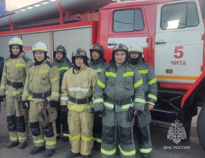 Сотрудники МЧС спасли угоревшего на пожаре читинца 