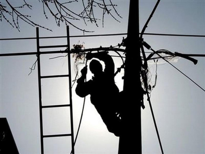Злоумышленники обрезали провода и оставили без света село в Забайкалье