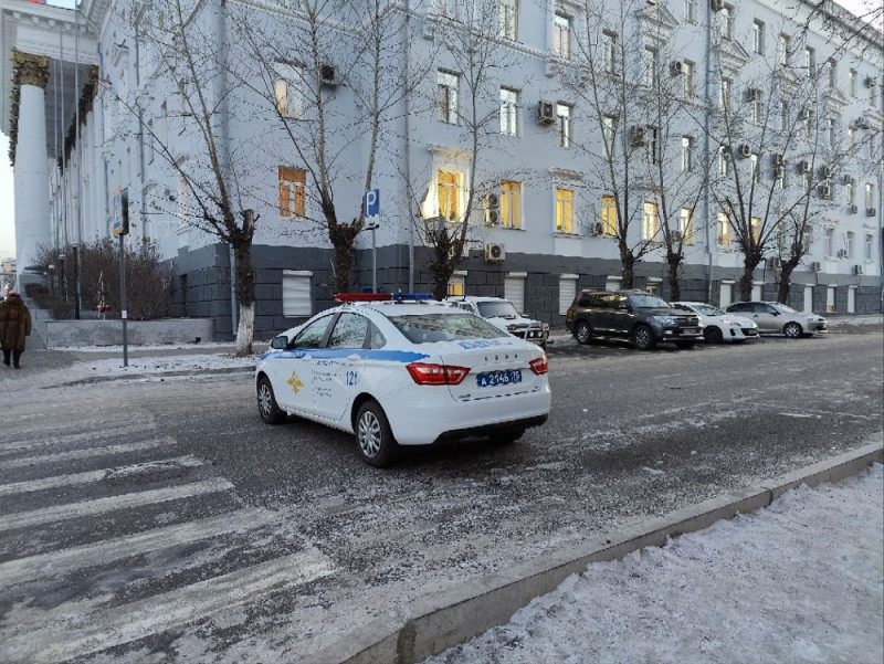 Патрульные машины ДПС закрыли для проезда улицу Лермонтова в Чите