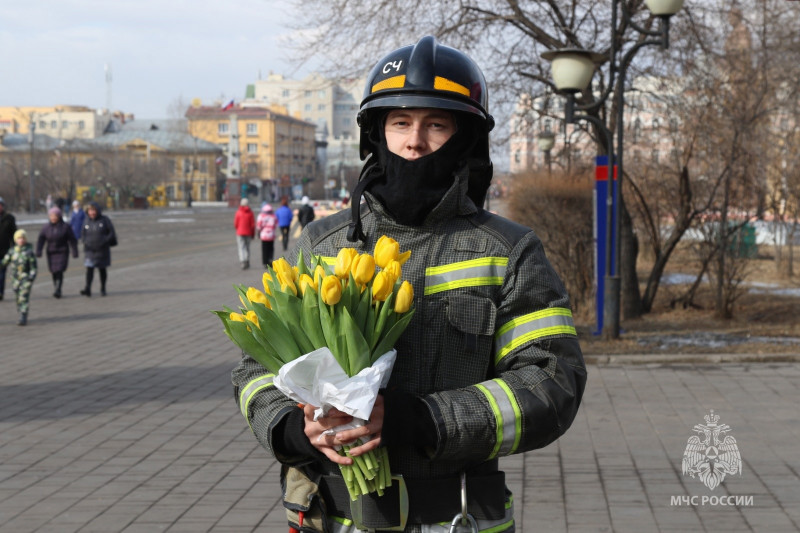 Сотрудники МЧС Забайкалья вышли на площадь Ленина в Чите 8 марта, чтобы подарить девушкам цветы