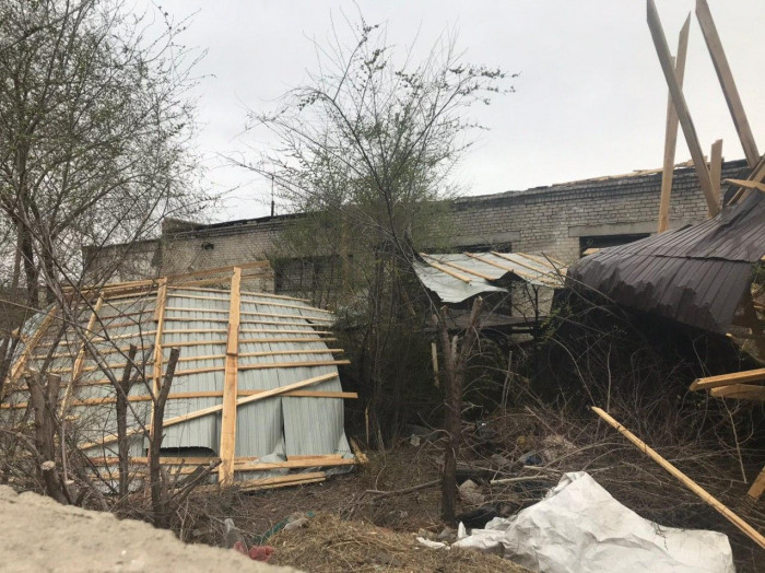 Дома со снесёнными ураганом крышами в Чите от дождя закрывали баннерами