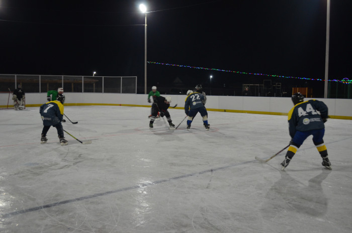 Глава минсельхоза Забайкалья сыграл в хоккей на новой площадке в Улётах