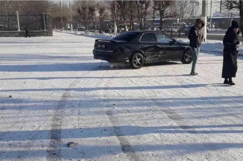 Дрифтер на чёрной иномарке устроил ДТП на парковке у парка Победы в Чите