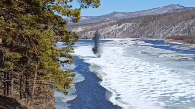 Сапёры начали взрывать лёд на Шилке в Забайкалье — видео