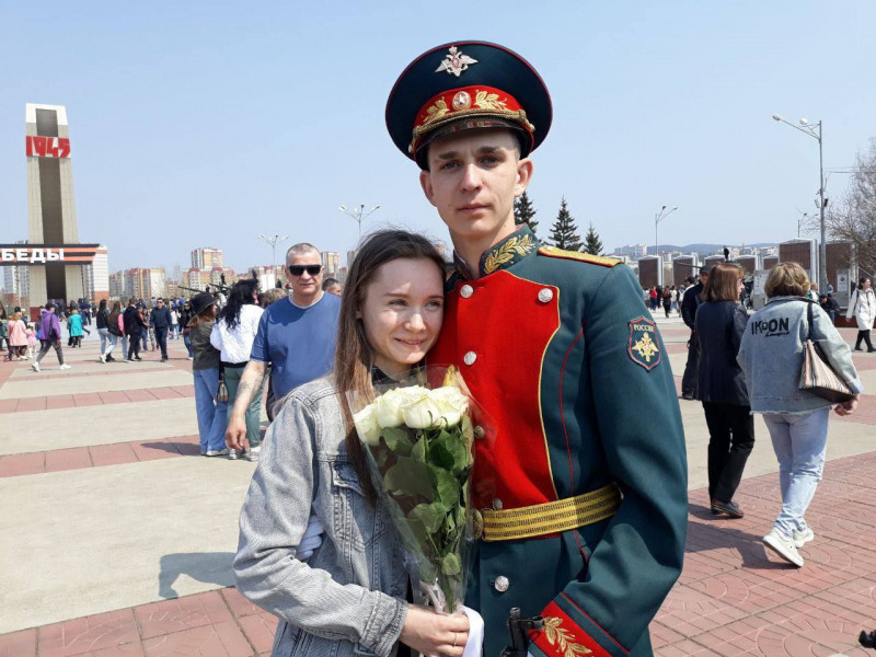 Молодой солдат из Читы сделал предложение своей девушке в День Победы