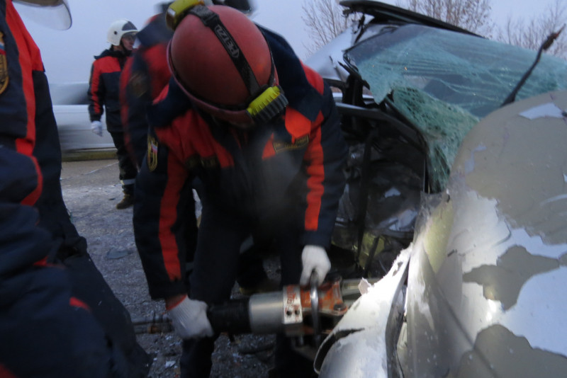 Спасатели помогли извлечь пострадавших из врезавшегося в столб автомобиля в Чите