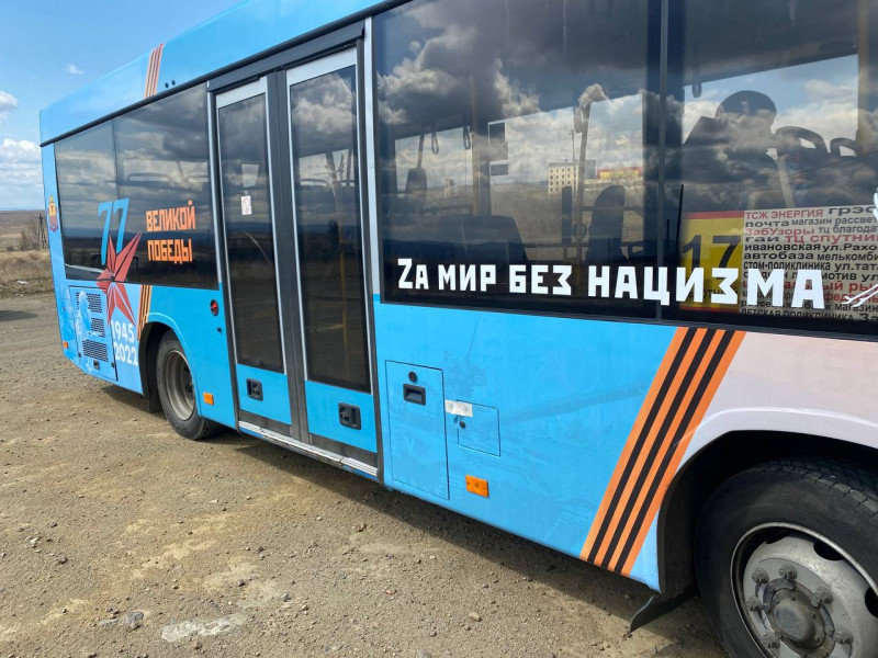 Украшенный ко Дню Победы автобус запустили вслед за троллейбусом в Чите