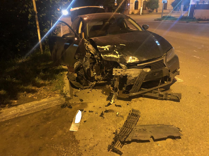 Mazda Demio вынесло на газон после столкновения с «Лексусом» в центре Читы