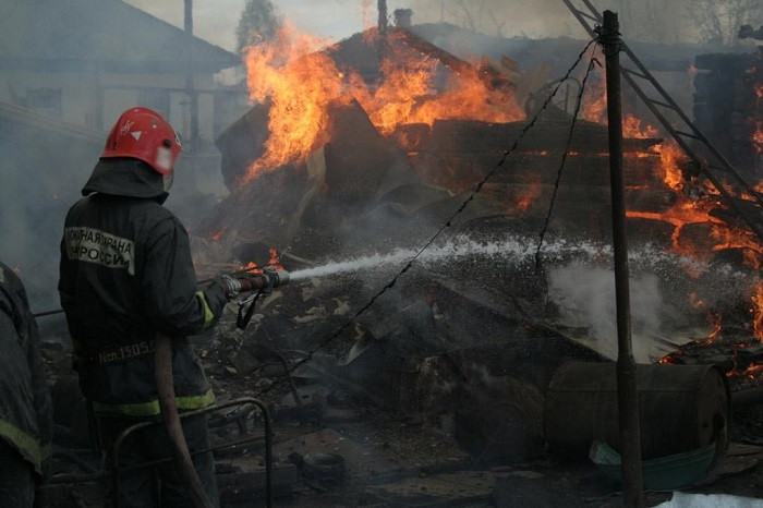 Труп мужчины обнаружили пожарные во время тушения бани в Чите