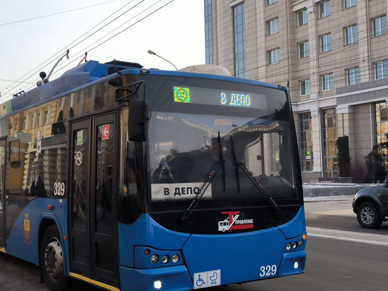 Три троллейбуса подряд прошли мимо остановки в Чите