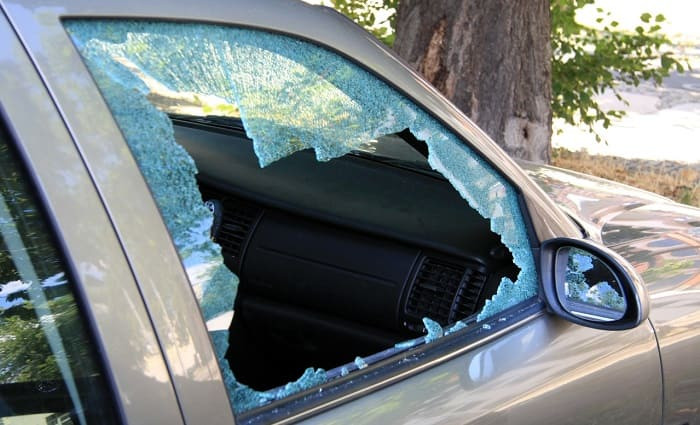 Забайкалец разбил стекло авто обломком лавочки, чтобы прикурить — спичек в машине не оказалось