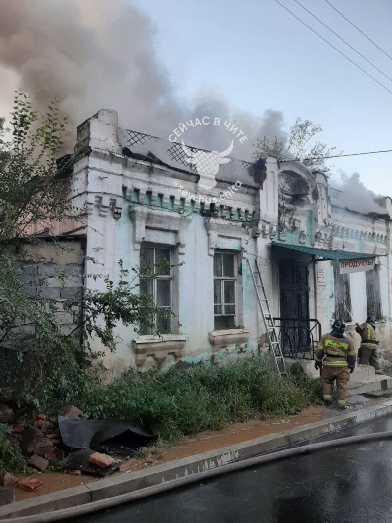 Огонь повредил две квартиры в доме по улице Смоленская, 93. Фото: telegram-канал «Сейчас в Чите»